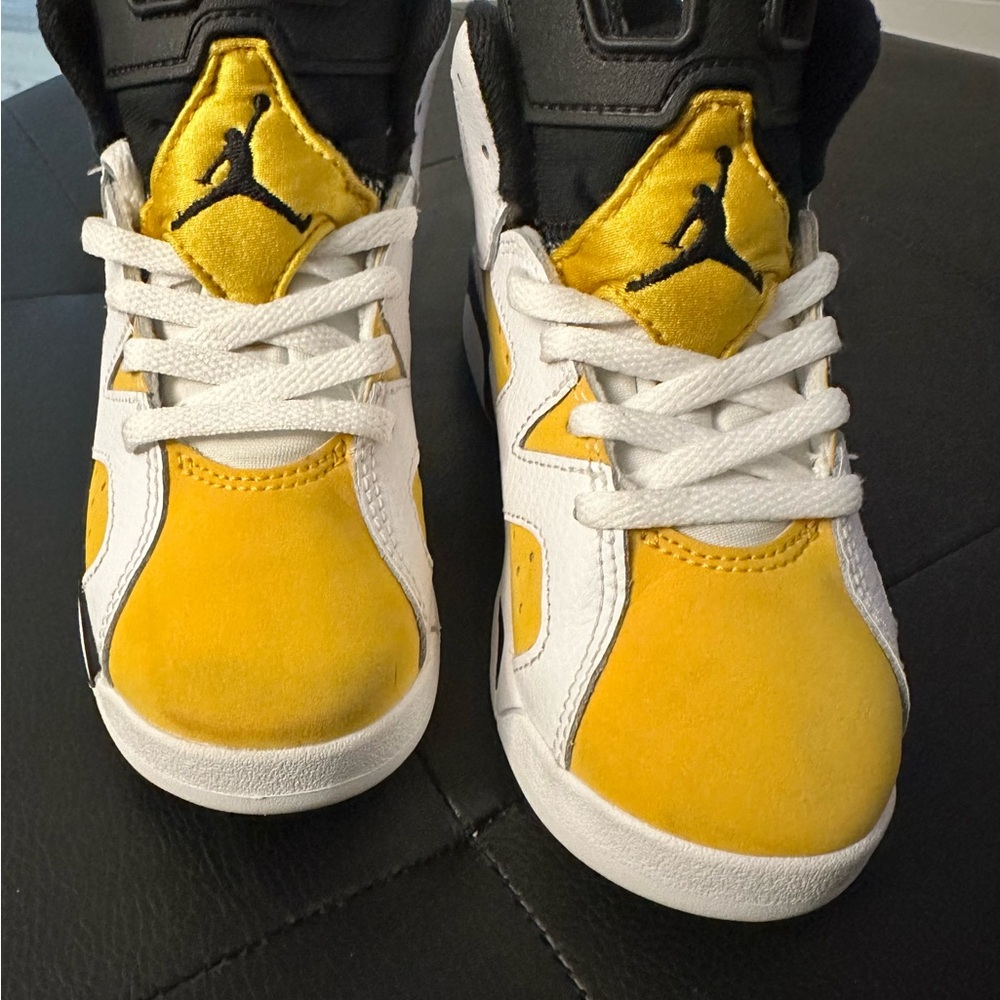 JORDAN 6 RETRO (PS) Kids White And Yellow  OCNIRE BLACK GLANC/NOIRUAUNE OGILE